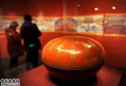 1月15日，清宫旧藏“燕喜同和”款矾红地金彩双“喜”字圆盒在首都博物馆展出。新华社记者 罗晓光 摄