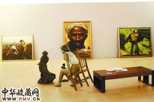 展览现场的油画与雕塑作品相映成趣。本报记者 陈涛摄