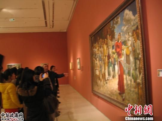 图为参观《田横五百壮士》 记者 冽玮 摄