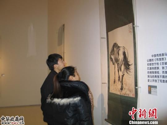 图为参观徐悲鸿笔下各种姿态的“马”