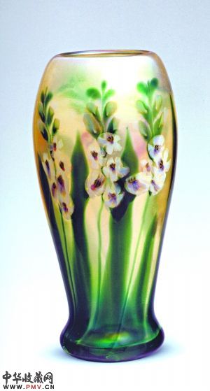 剑兰花瓶: 美国路易斯・康福特・蒂凡尼(1848-1933)设计,蒂凡尼工厂制造,作品年代约1909年,法夫赖尔玻璃,高41.8cm,最大直径20.3cm。 剑兰花瓶: 美国路易斯・康福特・蒂凡尼(1848-1933)设计,蒂凡尼工厂制造,作品年代约1909年,法夫赖尔玻璃,高41.8cm,最大直径20.3cm。