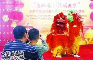 一对旅客父子对现场的舞狮表演产生了浓厚兴趣。