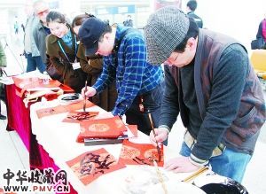 多位知名书画家现场创作,传递美好的新年祝福。 多位知名书画家现场创作,传递美好的新年祝福。