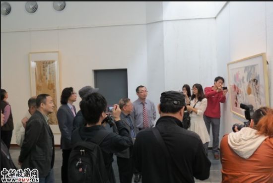 “游于艺,朱万章葫芦画展”,嘉宾参观展览场景