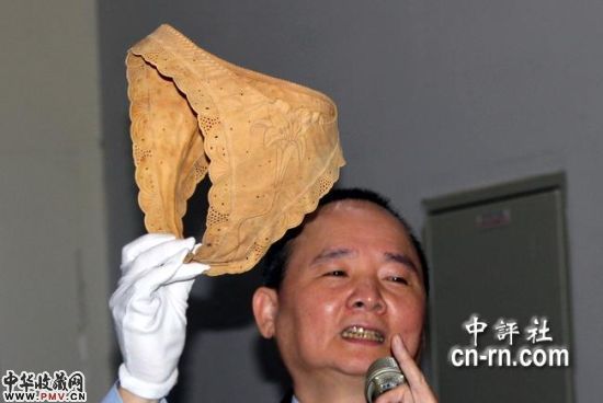 金雕大师吴卿件品“行走的女人”精致镂刻的绣花蕾丝内裤，惊艳四座，也展示了他宝刀未老的木雕工艺。（嘉义市政府提供）