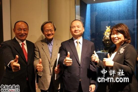 嘉义市长黄敏惠(右)出席吴卿(右二)“法喜自然－吴卿金雕特邀展”。(嘉义市政府提供)