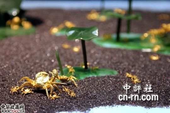 “法喜自然－吴卿金雕特邀展”作品，以黄金融合大自然创意发想。(嘉义市政府提供)