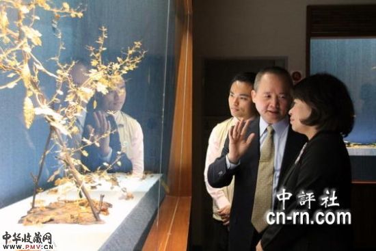 黄敏惠欣赏吴卿金雕作品“瓜瓞绵绵”。(嘉义市政府提供)