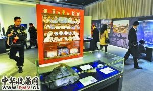 昨日,各界人士在三峡博物馆参观“威尔士红龙的故土”展览。 重庆晨报记者 杨新宇 摄