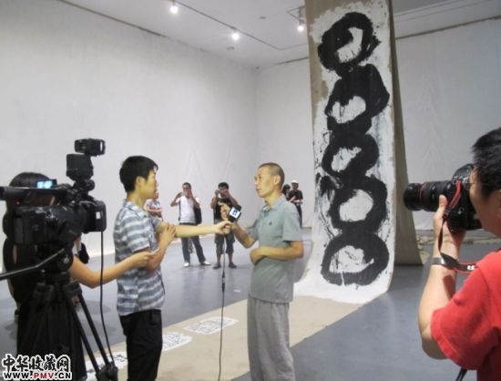 展览现场艺术家接受采访 展览现场艺术家接受采访