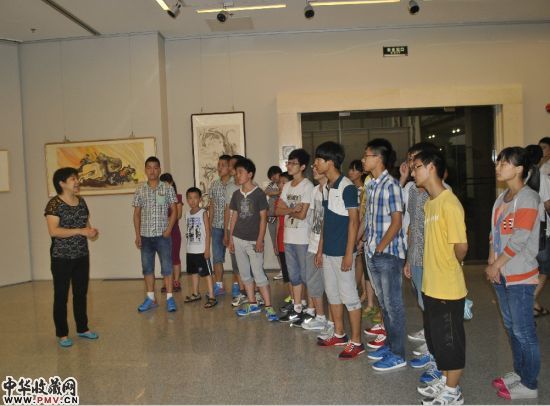 高等院校师生观展,朱红院长介绍朴墨心画