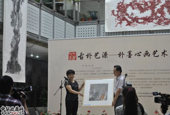 天津朴墨心画院作品赠予中国现代文学馆收藏