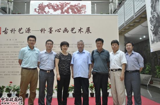 原中国人权发展基金会肖平副会长秘书杨平;中华文化促进会,书画艺术委员会办公室副主任李坤等人与朴墨心画院朱红院长合影留念