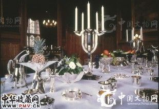7月29―9月5日,伦敦国王街佳士得“银夏”展上,来自SilverTrust的精美银制餐具