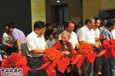 邹佩珠为开幕剪彩。京华时报记者陶冉摄