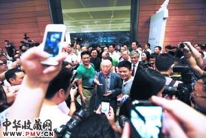 黄永玉一出现,引发现场热烈关注