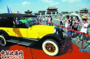 大同古城墙上展老爷车