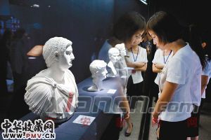 游客在展厅参观