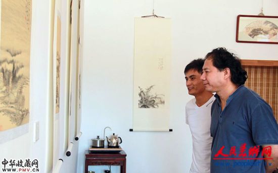 彭冲陪同中国国家画院著名画家崔东参观展览,崔东给予彭冲很高的评价。