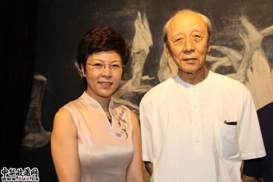 世博控股集团董事长金锡顺女士与著名画家、国家画院油画院院长詹建俊先生;