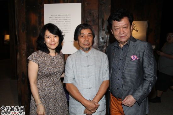 著名艺术评论家、油画家邓平祥先生(中)与 著名音乐家盛中国、濑田裕子伉俪 著名艺术评论家、油画家邓平祥先生(中)与 著名音乐家盛中国、濑田裕子伉俪
