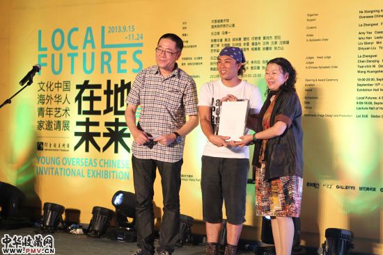 中央美术学院美术馆馆长、全国美术馆专业委员会副主任王璜生介绍“最佳创作奖”获奖理由,深圳市文体旅游局副巡视员柴凤春为获得“最佳创作奖”的陈赛华灌(新加坡)颁奖