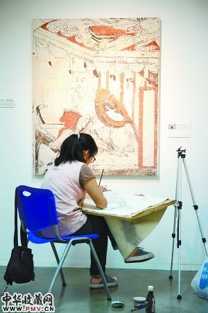 昨天,一名人大学生正在认真临摹壁画作品。 本报记者 和冠欣摄