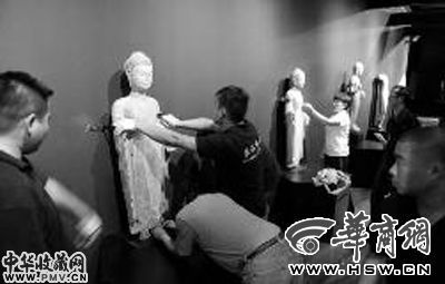 昨日下午,陕西历史博物馆东展馆,工作人员布置来陕展出的佛像精品 本报记者 赵彬 摄