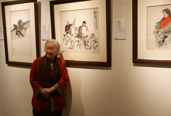 李可染夫人邹佩珠教授在石鲁作品前