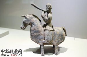 北魏彩绘骑马吹号角俑 记者张宇明 摄