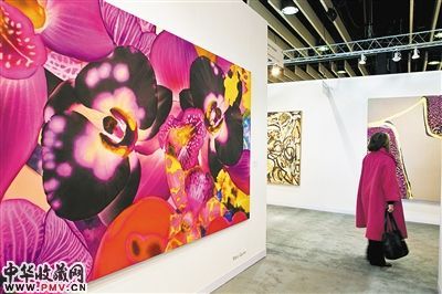 许多先锋、前卫的艺术家作品颇受军械库艺术展青睐。英国当代艺术家马克・奎恩(图)、日本艺术家草间弥生雕塑作品都曾亮相艺术展。军械库艺术展官方网站供图