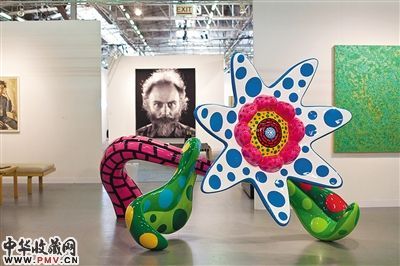 许多先锋、前卫的艺术家作品颇受军械库艺术展青睐。英国当代艺术家马克・奎恩(图)、日本艺术家草间弥生雕塑作品都曾亮相艺术展。军械库艺术展官方网站供图