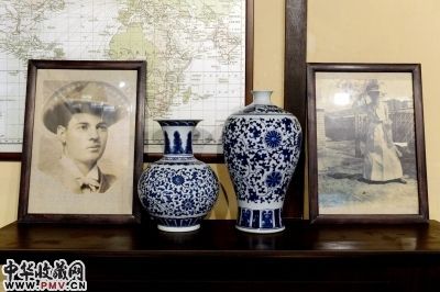 开滦博物馆复原的1901年胡佛在开平矿(开滦煤矿的前身)任总办时的办公室内摆放的胡佛(左一)与夫人的照片。