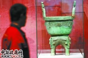 “赣水流韵 辉耀千载――江西古代文物精品展”明天在首都博物馆拉开帷幕。图为商代兽面纹鹿耳四足青铜 [。本报记者 孙嗌? /> <span class=