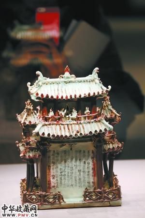 图为元代青花釉里红堆塑阁楼式人物谷仓。 本报记者 孙嗌? /> <span class=