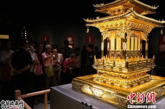 6月14日，“盛世佛光――汶上宝相寺塔地宫出土佛教文物展”在山东省博物馆展出。当日展出佛牙、舍利、金棺银椁、跪捧真身菩萨等29件珍贵佛教文物。　梁摹∩? /> <span class=