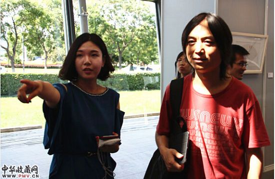 策展人胡 B涵（左）向郝青松博士介绍作品