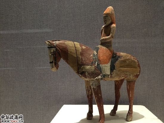 新疆博物馆“骏程万里――丝绸之路马文化展”展出现场的部分古代骑马俑