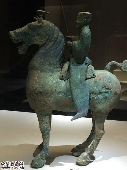 新疆博物馆“骏程万里――丝绸之路马文化展”展出现场的部分古代骑马俑