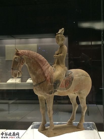 新疆博物馆“骏程万里――丝绸之路马文化展”展出现场的部分古代骑马俑