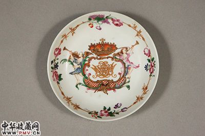 景德镇窑广彩徽章纹盘（故宫博物院藏）