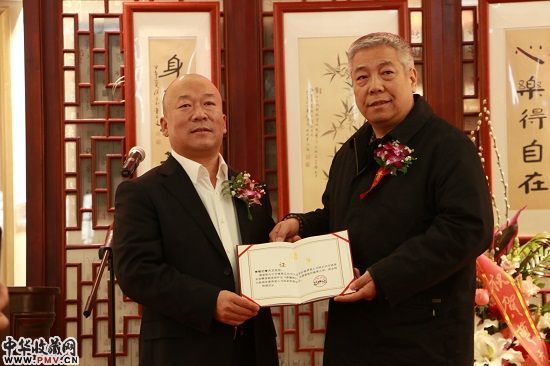 张金卫先生代表中华慈善总会向曹天文先生颁发证书 张金卫先生代表中华慈善总会向曹天文先生颁发证书