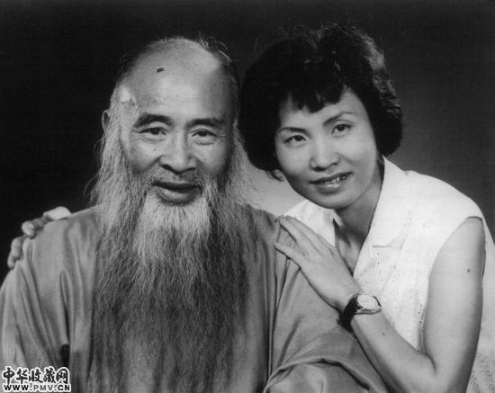 1963年，心瑞获准赴港探望父亲大千先生。此为心瑞与父亲摄于香港东方艺术相馆。