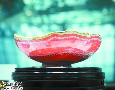产自阿根廷的菱锰矿碗。菱锰矿也是碳酸盐矿物，通常为粒状、块状或肾状，红色，具有玻璃光泽。