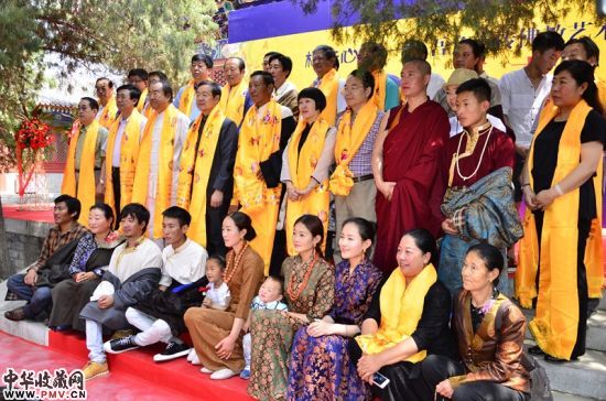 嘉宾与夏吾角一家及夏吾角弟子合影