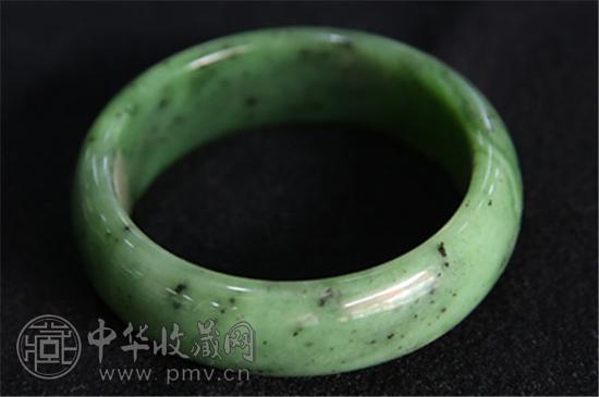 这只镯子是上图中最右边的那只，可以明显看到碧玉的颜色发暗，不够鲜艳，而且颜色不均匀，有的地方偏深有的则偏浅，黑点也遍布的很多，这种品质的价位一般在1000-2000元之间。