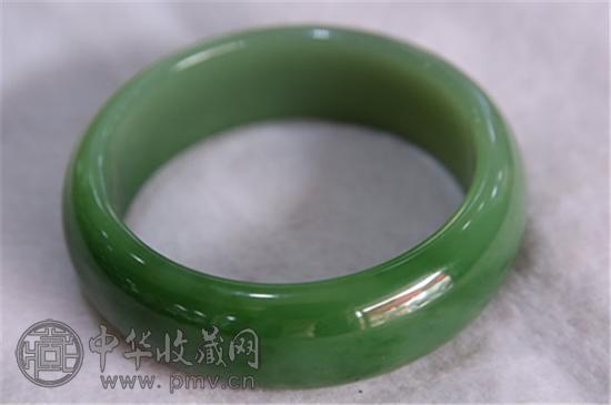 再接着往下看右边的第三只，颜色上来看鲜亮了不少，润度也不错，几乎看不到黑点的存在，但颜色的均匀度不不够。这种品质的价位一般在7000-8000元之间。