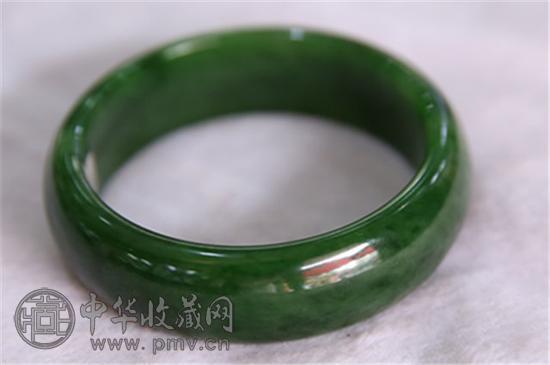 最后再看最左边这只，颜色翠绿鲜艳，整体基本呈现同种色彩，没有部分鲜艳部分暗淡的地方，表面干净，没有黑点，润度佳，十分难得，当然在价位上也是最高的，在20000元左右。