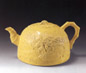 清 黄釉雕瓷山水茶壶