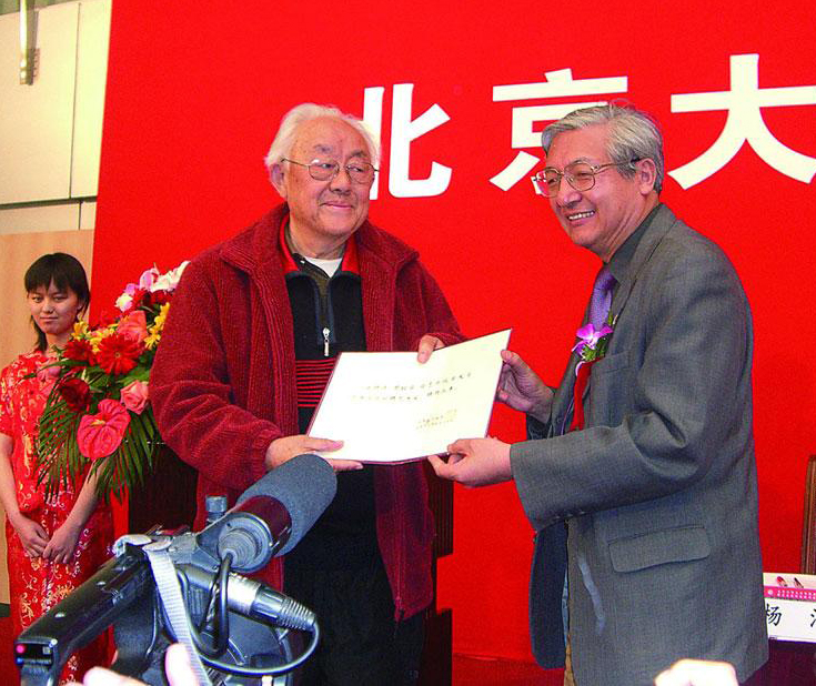2006年4月受聘为北京大学驻校艺术家